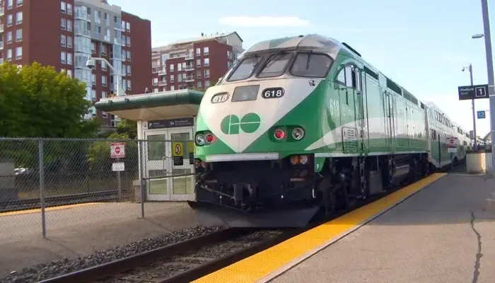 GO-train-at-Oakville